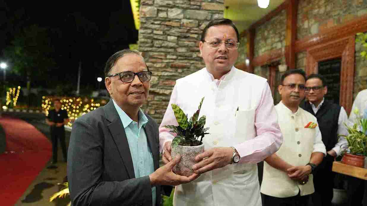 सीएम धामी ने 16वें वित्त आयोग अध्यक्ष अरविंद पनगढ़िया का किया स्वागत