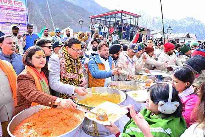 केदारनाथ में मुख्य सेवक भंडारा में मुख्यमंत्री ने श्रद्धालुओं को वितरित किया प्रसाद।