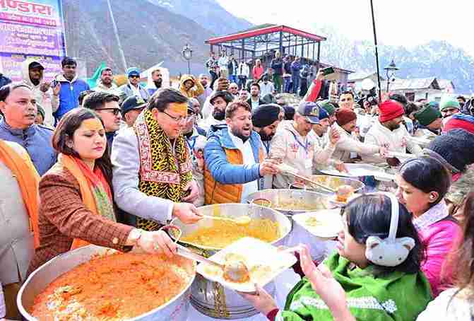 केदारनाथ में मुख्य सेवक भंडारा में मुख्यमंत्री ने श्रद्धालुओं को वितरित किया प्रसाद।