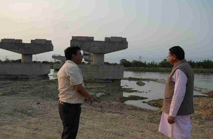 मुख्यमंत्री ने किया भारत-नेपाल सीमा पर निर्माणाधीन मार्ग का निरीक्षण