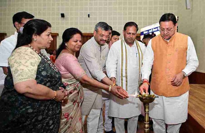 सीएम धामी ने नगर निगम महापौर एवं नगर पालिका अध्यक्षों से संवाद किया