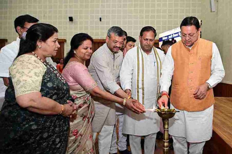 सीएम धामी ने नगर निगम महापौर एवं नगर पालिका अध्यक्षों से संवाद किया