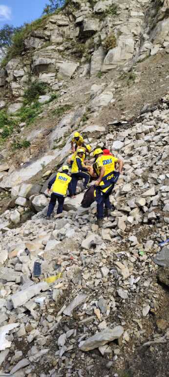 रुद्रप्रयाग, डोलिया देवी क्षेत्र में वाहन दुर्घटनाग्रस्त – SDRF उत्तराखंड पुलिस द्वारा शव बरामद कर रेस्क्यू कार्य संपन्न