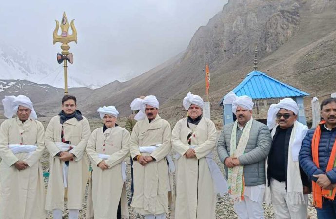 केंद्रीय स्वास्थ्य मंत्री जीपी नड्डा ने पिथौरागढ़ में ली वाइब्रेंट विलेज योजना के कार्यों की जानकारी, जवानों से की भेंट