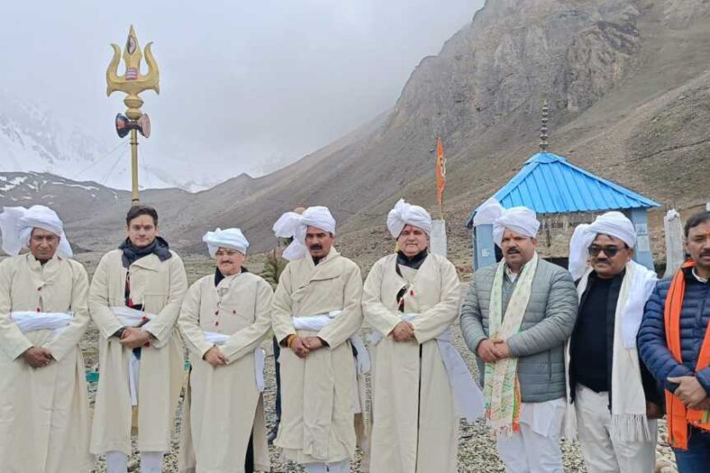 केंद्रीय स्वास्थ्य मंत्री जीपी नड्डा ने पिथौरागढ़ में ली वाइब्रेंट विलेज योजना के कार्यों की जानकारी, जवानों से की भेंट
