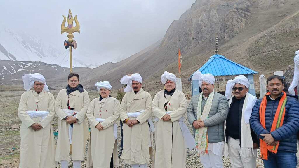 केंद्रीय स्वास्थ्य मंत्री जीपी नड्डा ने पिथौरागढ़ में ली वाइब्रेंट विलेज योजना के कार्यों की जानकारी, जवानों से की भेंट