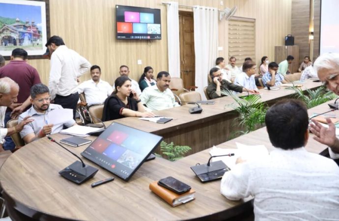 जनता दरबार में डीएम ने सुनी फरियाद, 113 शिकायतों में से अधिकांश का मौके पर समाधान