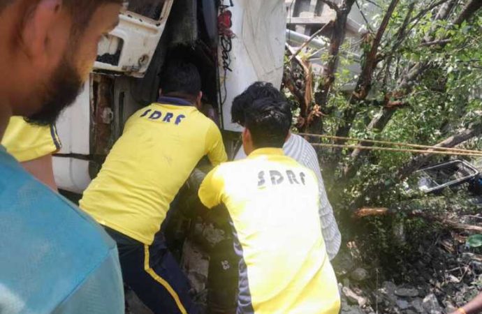 पौड़ी: सतपुली क्षेत्रांतर्गत बगेली गाँव के पास ट्रक हुआ दुर्घटनाग्रस्त, SDRF ने किया चालक का शव बरामद।