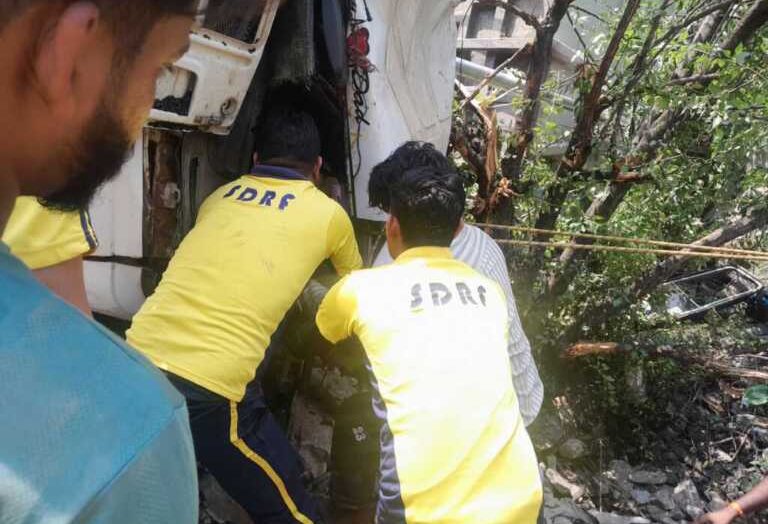 पौड़ी: सतपुली क्षेत्रांतर्गत बगेली गाँव के पास ट्रक हुआ दुर्घटनाग्रस्त, SDRF ने किया चालक का शव बरामद।