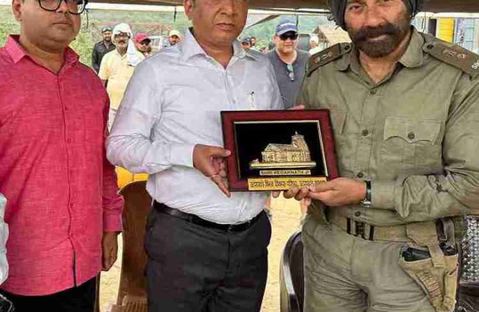 सनी देओल से मिले उत्तराखंड फिल्म विकास परिषद के सीईओ बंशीधर तिवारी, बॉर्डर 2 के सेट पर हुई सकारात्मक चर्चा