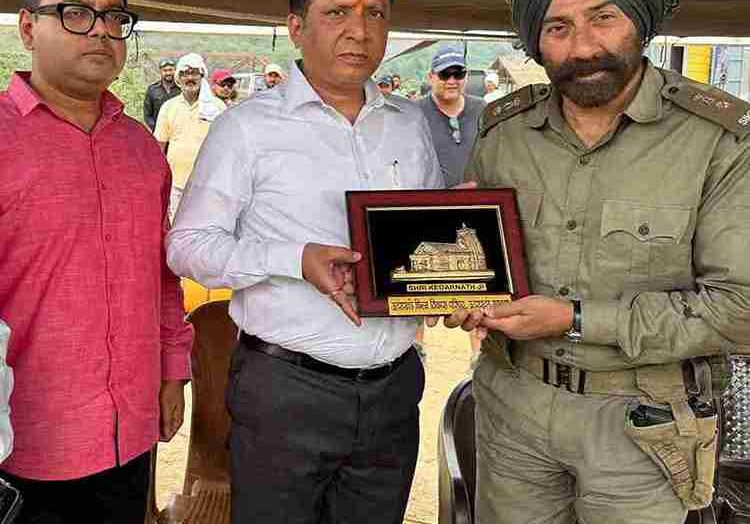 सनी देओल से मिले उत्तराखंड फिल्म विकास परिषद के सीईओ बंशीधर तिवारी, बॉर्डर 2 के सेट पर हुई सकारात्मक चर्चा