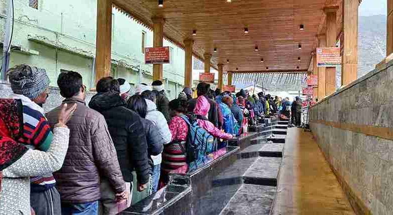 टोकन व्यवस्था के जरिए बाबा के दर्शन से श्रद्धालु संतुष्ट