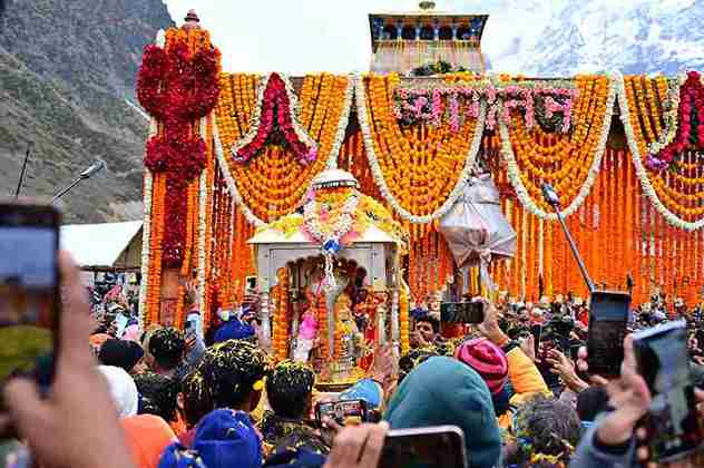 केदार घाटी में आकर अभिभूत हो रहे श्रद्धालु।