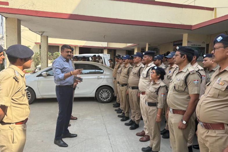 एसएसपी देहरादून द्वारा कोतवाली पटेलनगर पहुँचकर अधिकारियों/ कर्मचारियों के कार्यो की करी समीक्षा, किया ब्रीफ