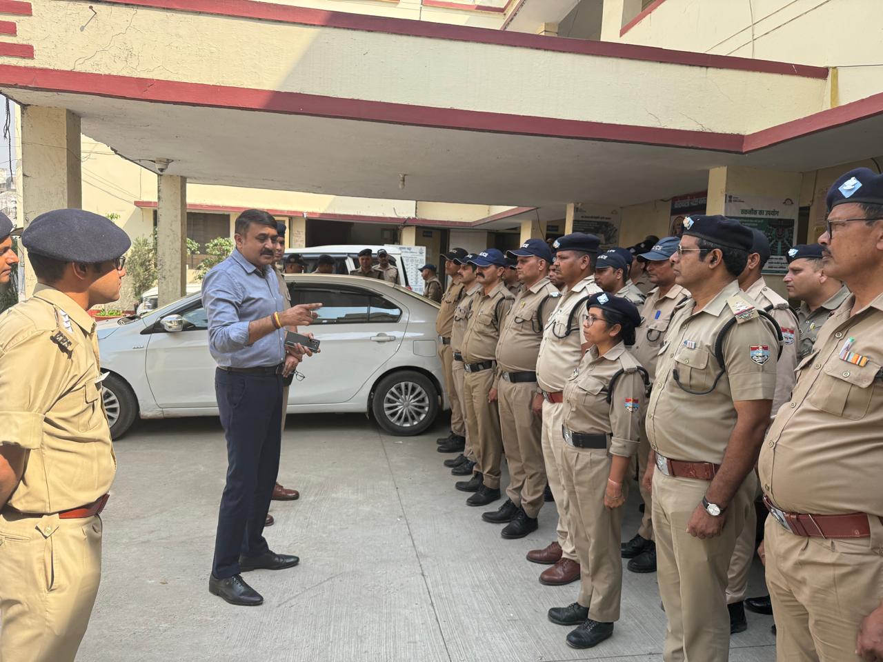 एसएसपी देहरादून द्वारा कोतवाली पटेलनगर पहुँचकर अधिकारियों/ कर्मचारियों के कार्यो की करी समीक्षा, किया ब्रीफ