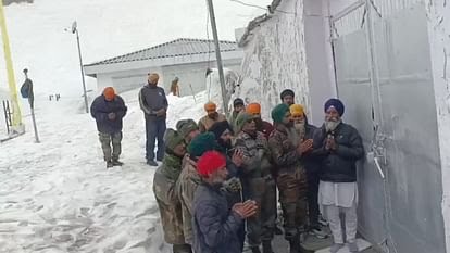 हिमखंड काटकर हेमकुंड साहिब पहुंचे सेना के जवान, अरदास कर खोला गेट, यात्रा से पहले तैयारियों में जुटे