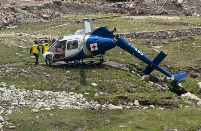 केदारनाथ में हेलीकॉप्टर हादसा, लैंडिंग के समय जमीन से जा टकराया हेलीकॉप्टर