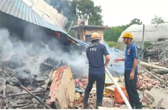 Haridwar: आबादी वाले क्षेत्र में पटाखा कारखाने में एक भयंकर आग, हलचल