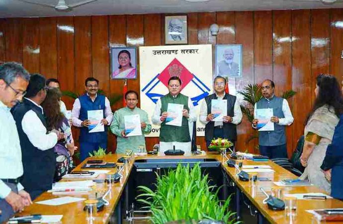 उत्तराखंड में शहरी स्थानीय निकायों को सशक्त बनाने के लिए सेतु आयोग ने सौंपी मुख्यमंत्री को रिपोर्ट