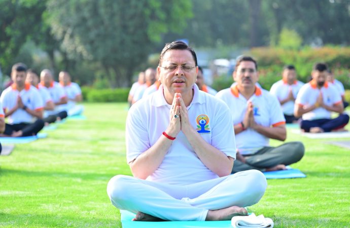 योग दिवस से पहले मुख्यमंत्री आवास में योग, सीएम बोले – उत्तराखंड बने योग की वैश्विक राजधानी