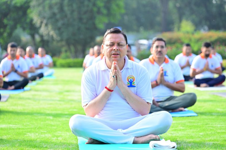 योग दिवस से पहले मुख्यमंत्री आवास में योग, सीएम बोले – उत्तराखंड बने योग की वैश्विक राजधानी