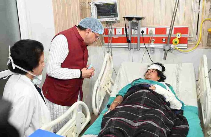 सीएम धामी पहुंचे एम्स ऋषिकेश, रुद्रप्रयाग बस दुर्घटना में घायल यात्रियों का हाल-चाल जाना
