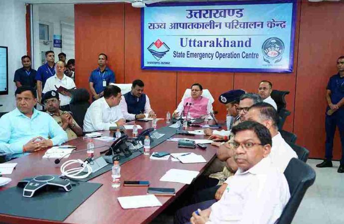 मुख्यमंत्री ने राज्य आपातकालीन परिचालन केंद्र पहुंचकर प्रदेश में हो रही अतिवृष्टि का लिया जायजा।