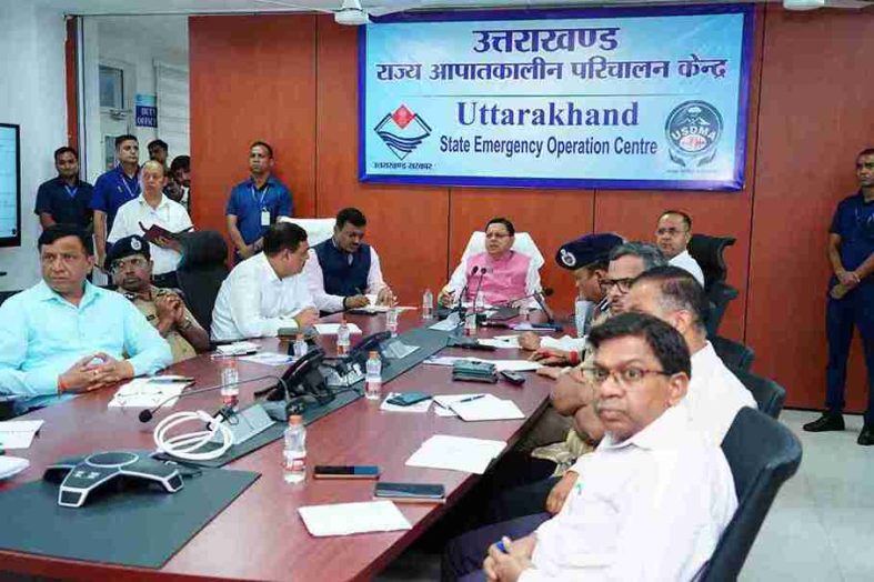 मुख्यमंत्री ने राज्य आपातकालीन परिचालन केंद्र पहुंचकर प्रदेश में हो रही अतिवृष्टि का लिया जायजा।