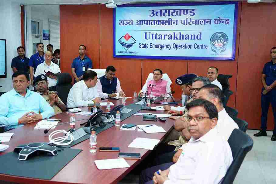 मुख्यमंत्री ने राज्य आपातकालीन परिचालन केंद्र पहुंचकर प्रदेश में हो रही अतिवृष्टि का लिया जायजा।