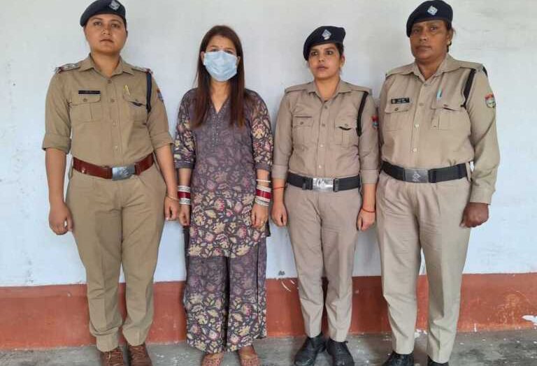 लुटेरी दुल्हन गिरफ्तार: शादी के झांसे में फंसाकर करती थी लाखों की ठगी और ब्लैकमेलिंग !