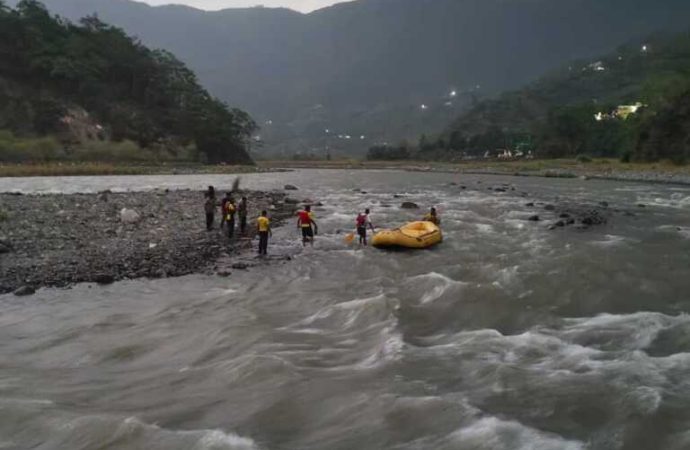 देहरादून: नदी में बहे पांच युवक, SDRF ने चलाया रेस्क्यू ऑपरेशन, सभी की बची जान
