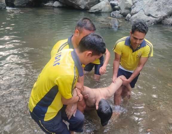 नैनीताल: जोलीकोट स्थित तालाब में डूबे युवक को SDRF टीम ने रेस्क्यू कर पहुंचाया अस्पताल