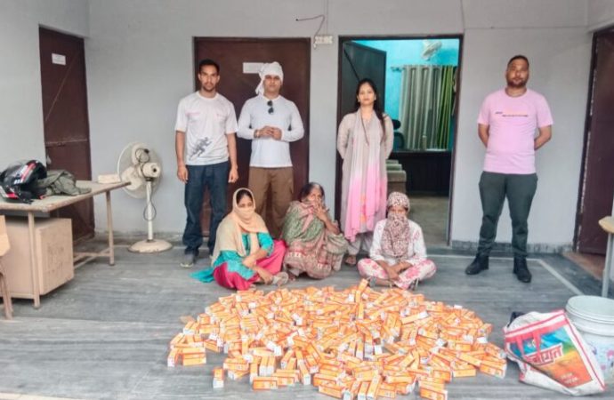 ड्राई एरिया में महिलाएं बेच रही थीं घर-घर शराब, 03 गिरफ्तार