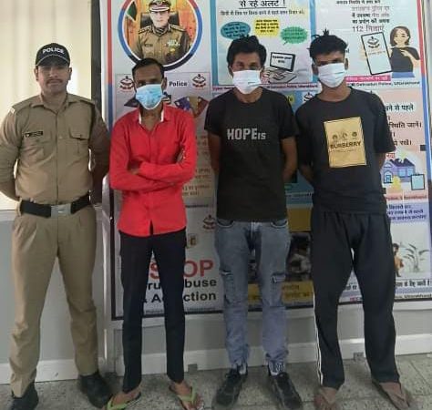 शराब के नशे में कार के बोनट पर चढकर हुडदंग मचा रहे अभियुक्तों को दून पुलिस ने पढाया कानून का सबक।