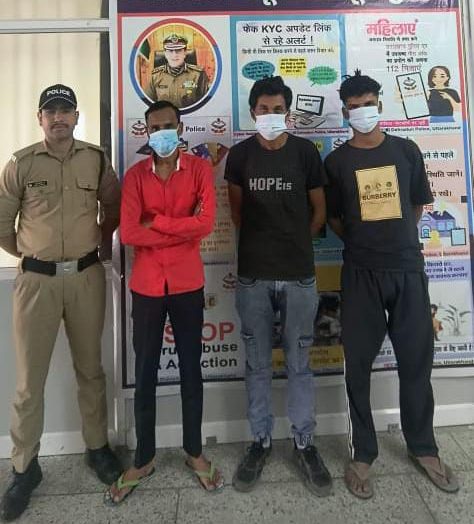 शराब के नशे में कार के बोनट पर चढकर हुडदंग मचा रहे अभियुक्तों को दून पुलिस ने पढाया कानून का सबक।