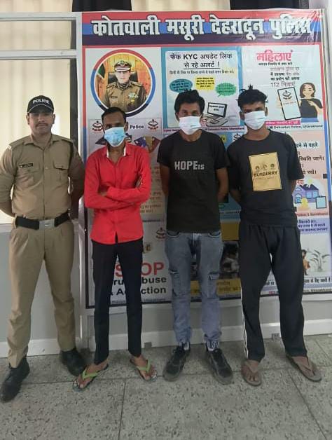 शराब के नशे में कार के बोनट पर चढकर हुडदंग मचा रहे अभियुक्तों को दून पुलिस ने पढाया कानून का सबक।