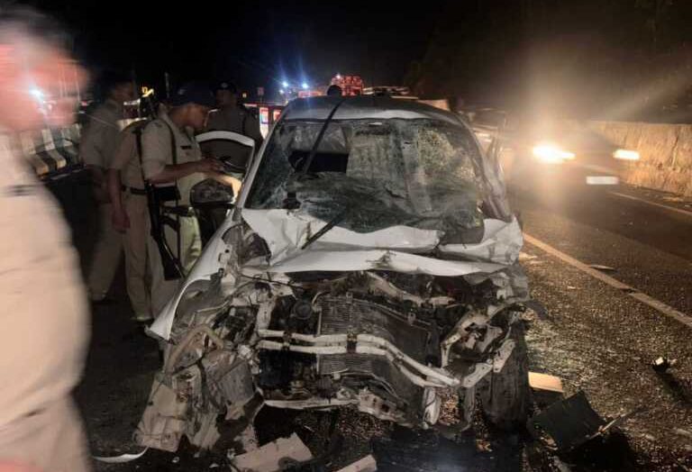 देहरादून में रफ्तार का कहर, ट्रोला से कार की भीषण भिड़ंत, चार की मौत, एक घायल