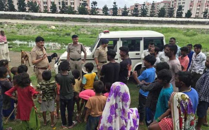 भारी बारिश के बीच गंगा घाटों पर पुलिस अलर्ट, लोगों को किया जा रहा सचेत