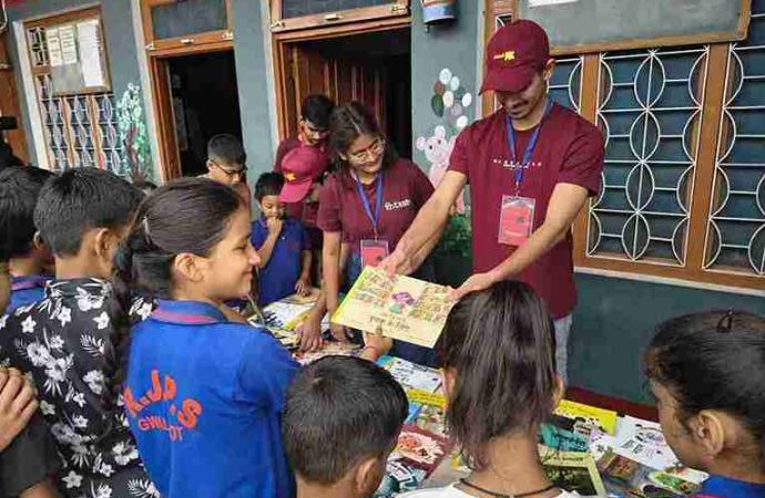 प्रवासी उत्तराखंडियों ने चार स्कूलों में आयोजित किया समर कैम्प