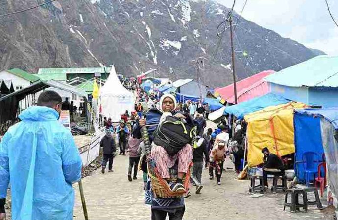 एक महीने में श्री केदारनाथ धाम यात्रा में लगभग 200 करोङ का कारोबार