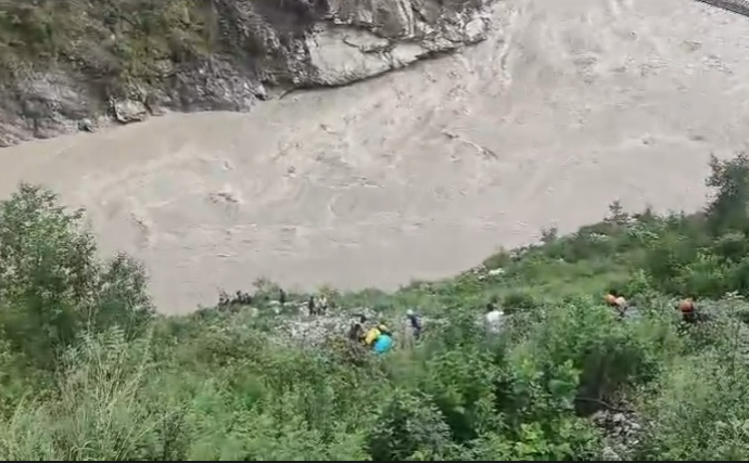 बिग ब्रेकिंग: रुद्रप्रयाग में यात्रियों से भरा टेंपो ट्रैवलर अलकनंदा में गिरा, 10 लापता, 02 की मौत