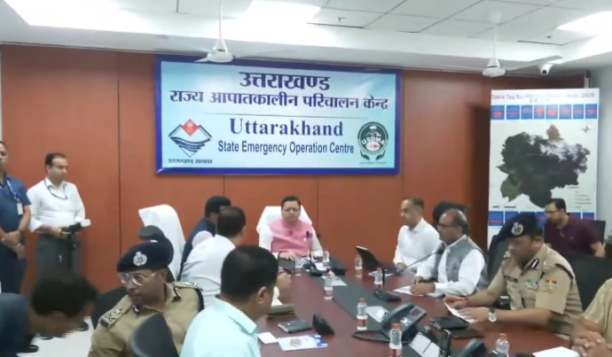मुख्यमंत्री पुष्कर सिंह धामी उत्तराखंड राज्य आपातकालीन परिचालन केंद्र पहुंचे