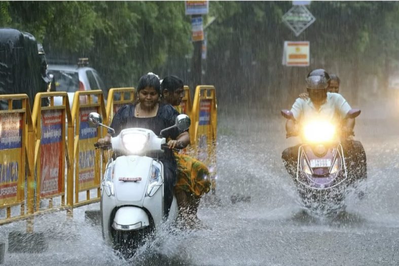 उत्तर भारत के कई राज्यों में अंधड़-बारिश का कहर, तापमान में आई गिरावट