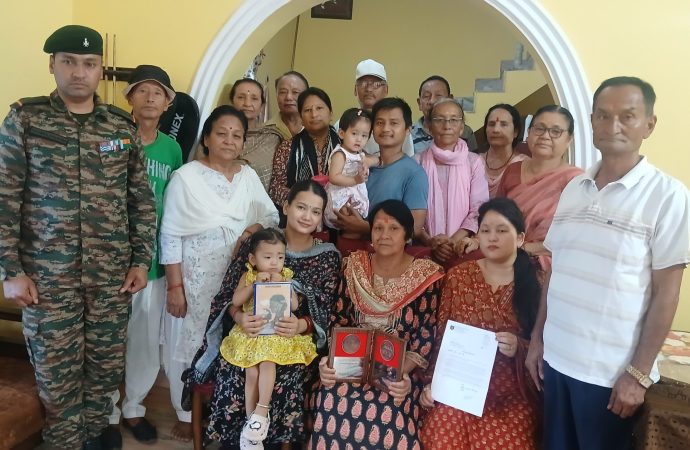 कारगिल शहीदों को सलाम: सेना के जवान पहुँचे घर-घर, परिजनों को भेंट किए स्मृति सम्मान चिन्ह