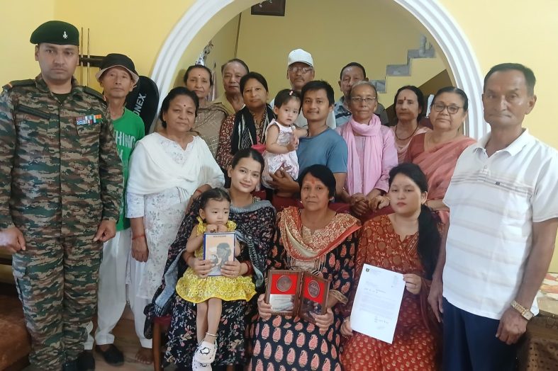 कारगिल शहीदों को सलाम: सेना के जवान पहुँचे घर-घर, परिजनों को भेंट किए स्मृति सम्मान चिन्ह