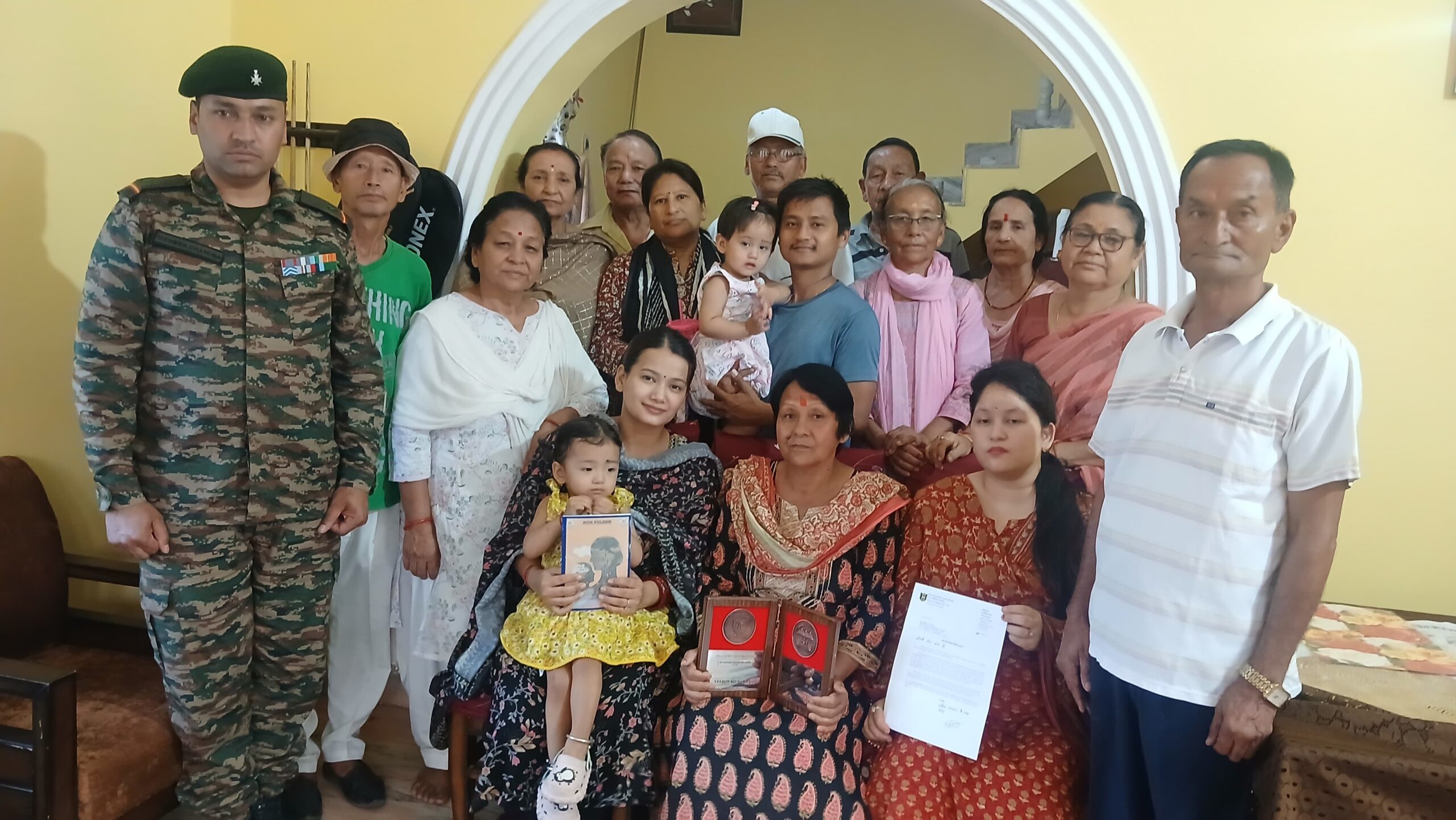 कारगिल शहीदों को सलाम: सेना के जवान पहुँचे घर-घर, परिजनों को भेंट किए स्मृति सम्मान चिन्ह