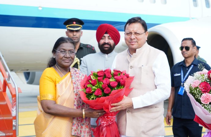 सीएम धामी और राज्यपाल ने राष्ट्रपति मुर्मु का किया स्वागत, कई वरिष्ठ नेता रहे मौजूद