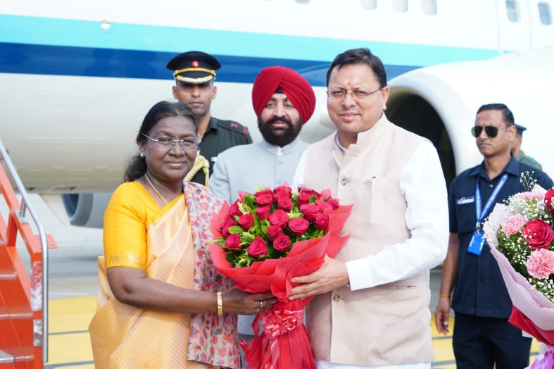 सीएम धामी और राज्यपाल ने राष्ट्रपति मुर्मु का किया स्वागत, कई वरिष्ठ नेता रहे मौजूद