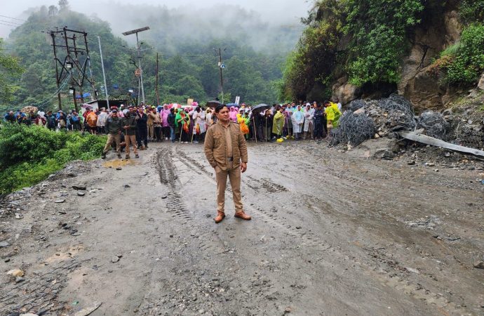 देर रात्रि में हुई बारिश के चलते आज प्रातःकाल मुनकटिया के पास मार्ग रहा बाधित।