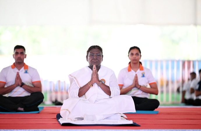 राष्ट्रपति द्रौपदी मुर्मू ने देहरादून में किया 11 वें अंतरराष्ट्रीय योग दिवस का शुभारंभ